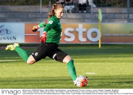 Laura Benkarth (Torwart, Freiburg, 1) beim Abstoß, Freisteller, Einzelbild, Aktion, Action, Fussball, DFB-Pokal der Frauen, SC Freiburg - Bayer 04 Leverkusen, xozx