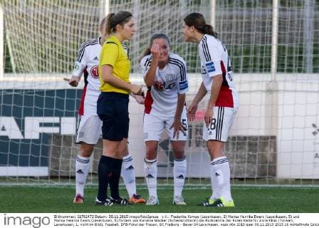v.li.: Frederike Kempe (Leverkusen, 2) Marisa Henrike Ewers (Leverkusen, 5) und Marisa Henrike Ewers (Leverkusen, 5) fordern von Karoline Wacker (Schiedsrichterin) die Rücknahme der Roten Karte für Anna Klink (Torwart, Leverkusen, 1, nicht im Bild), Fussball, DFB-Pokal der Frauen, SC Freiburg - Bayer 04 Leverkusen, xozx