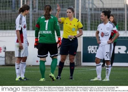 Karoline Wacker (Schiedsrichterin) erklärt v.li.: Annike Krahn (Leverkusen, 28), Laura Benkarth (Torwart, Freiburg, 1, Kapitänin) und Francesca Weber (Leverkusen, 21, Kapitänin), dass sie die Rote Karte für Anna Klink (Torwart, Leverkusen, 1, nicht im Bild) zurücknimmt, Fussball, DFB-Pokal der Frauen, SC Freiburg - Bayer 04 Leverkusen, xozx