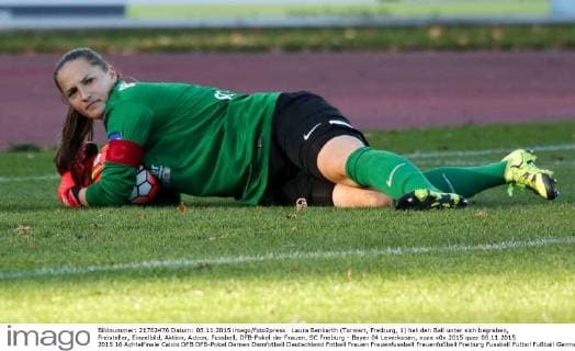 Laura Benkarth (Torwart, Freiburg, 1) hat den Ball unter sich begraben, Freisteller, Einzelbild, Aktion, Action, Fussball, DFB-Pokal der Frauen, SC Freiburg - Bayer 04 Leverkusen, xozx