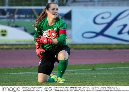 Laura Benkarth (Torwart, Freiburg, 1), Freisteller, Einzelbild, Aktion, Action, Fussball, DFB-Pokal der Frauen, SC Freiburg - Bayer 04 Leverkusen, xozx