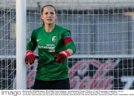 Laura Benkarth (Torwart, Freiburg, 1), gibt Anweisungen, gestikuliert, mit den Armen gestikulieren, gives instructions, gesticulate, Einzelbild, Aktion, Action, Fussball, DFB-Pokal der Frauen, SC Freiburg - Bayer 04 Leverkusen, xozx