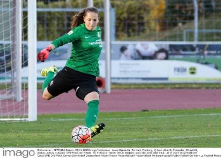 Laura Benkarth (Torwart, Freiburg, 1) beim Abstoß, Freisteller, Einzelbild, Aktion, Action, Fussball, DFB-Pokal der Frauen, SC Freiburg - Bayer 04 Leverkusen, xozx