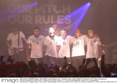 Fussball, Herren, Saison 2015 16, Präsentation der Trikots der deutschen Fußball-Nationalelf für die EM 2016 in Frankreich bei adidas in Berlin, v. l. Emre Can (Deutschland), Rapper Cro, Lukas Podolski (Deutschland), Rapper Dajuan, Jonas Hector (Deutschland) mit dem Heimtrikot, 09.11. 2015,