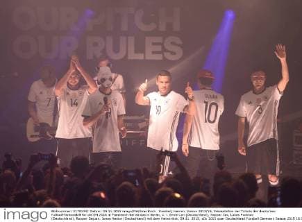 Fussball, Herren, Saison 2015 16, Präsentation der Trikots der deutschen Fußball-Nationalelf für die EM 2016 in Frankreich bei adidas in Berlin, v. l. Emre Can (Deutschland), Rapper Cro, Lukas Podolski (Deutschland), Rapper Dajuan, Jonas Hector (Deutschland) mit dem Heimtrikot, 09.11. 2015,