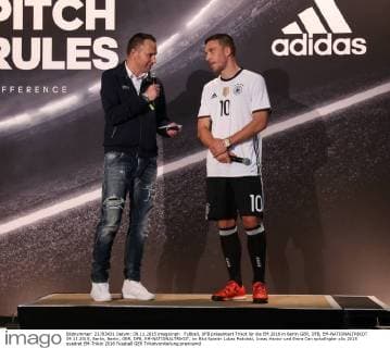 Fußball, DFB präsentiert Trikot für die EM 2016 in Berlin GER, DFB, EM-NATIONALTRIKOT 09.11.2015, Berlin, Berlin, GER, DFB, EM-NATIONALTRIKOT, im Bild Spieler Lukas Podolski, Jonas Hector und Emre Can nphxEngler