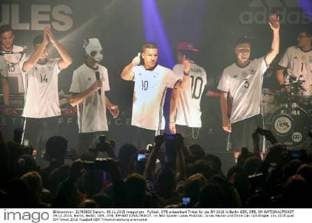 Fußball, DFB präsentiert Trikot für die EM 2016 in Berlin GER, DFB, EM-NATIONALTRIKOT 09.11.2015, Berlin, Berlin, GER, DFB, EM-NATIONALTRIKOT, im Bild Spieler Lukas Podolski, Jonas Hector und Emre Can nphxEngler