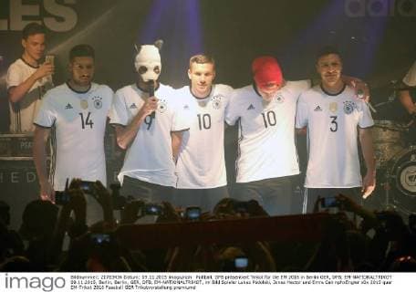 Fußball, DFB präsentiert Trikot für die EM 2016 in Berlin GER, DFB, EM-NATIONALTRIKOT 09.11.2015, Berlin, Berlin, GER, DFB, EM-NATIONALTRIKOT, im Bild Spieler Lukas Podolski, Jonas Hector und Emre Can nphxEngler