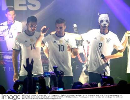 Fußball, DFB präsentiert Trikot für die EM 2016 in Berlin GER, DFB, EM-NATIONALTRIKOT 09.11.2015, Berlin, Berlin, GER, DFB, EM-NATIONALTRIKOT, im Bild Spieler Lukas Podolski, Jonas Hector und Emre Can nphxEngler