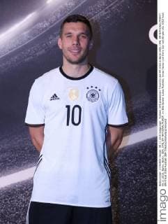 Fußball, DFB präsentiert Trikot für die EM 2016 in Berlin GER, DFB, EM-NATIONALTRIKOT 09.11.2015, Berlin, Berlin, GER, DFB, EM-NATIONALTRIKOT, im Bild Spieler Lukas Podolski, Jonas Hector und Emre Can nphxEngler