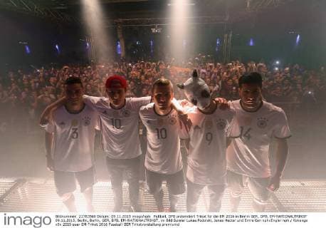 Fußball, DFB präsentiert Trikot für die EM 2016 in Berlin GER, DFB, EM-NATIONALTRIKOT 09.11.2015, Berlin, Berlin, GER, DFB, EM-NATIONALTRIKOT, im Bild Spieler Lukas Podolski, Jonas Hector und Emre Can nphxEngler nph Kokenge