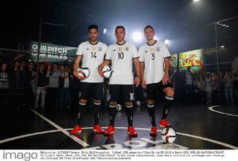 Fußball, DFB präsentiert Trikot für die EM 2016 in Berlin GER, DFB, EM-NATIONALTRIKOT 09.11.2015, Berlin, Berlin, GER, DFB, EM-NATIONALTRIKOT, im Bild Spieler Lukas Podolski, Jonas Hector und Emre Can nphxEngler nph Kokenge