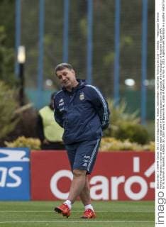 Fußball, Nationalteam Argentinien Training (151110) -- EZEIZA, - Head coach Gerardo Martino of Argentina s national soccer team takes part in a training session in the grounds of the Association of Argentine Soccer (AFA, for its acronym in Spanish), in Ezeiza city, 32km away of Buenos Aires, capital of Argentina, on Nov. 9, 2015. Argentina will face Brazil in a qualifier match for the World Cup Russia 2018, to be held on Nov. 12 in the Antonio Vespucio Liberti stadium, in Buenos Aires, Argentina. Martin Zabala) (da) (sp) (SP)ARGENTINA-EZEIZA-SOCCER-TRAINING e MARTINxZABALA