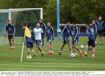 Fußball, Nationalteam Argentinien Training (151110) -- EZEIZA, - Players of Argentina s national soccer team take part in a training session in the grounds of the Association of Argentine Soccer (AFA, for its acronym in Spanish), in Ezeiza city, 32km away of Buenos Aires, capital of Argentina, on Nov. 9, 2015. Argentina will face Brazil in a qualifier match for the World Cup Russia 2018, to be held on Nov. 12 in the Antonio Vespucio Liberti stadium, in Buenos Aires, Argentina. Martin Zabala) (da) (sp) (SP)ARGENTINA-EZEIZA-SOCCER-TRAINING e MARTINxZABALA