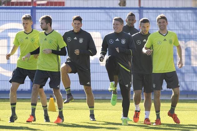 v.re:Thomas MUELLER (MÜLLER) (GER),Lukas PODOLSKI (GER),Jerome BOATENG (GER),Bastian SCHWEINSTEIGER (GER),Mario GOMEZ,Christoph KRAMER (GER),Matthias GINTER,Lauftraining,Aktion, Fussball -Training Deutsche Nationalmannschaft, an der Saebenerstrasse beim FC Bayern Muenchen am 11.11.2015.