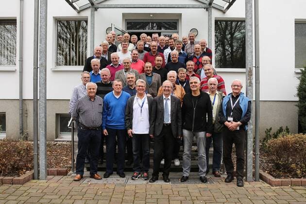Gruppenfoto - Im Bild Präsident Nordostostdeutscher Fußballverband Rainer Milkoreit (Deutschland),Dr. Hans Georg Moldenhauer,Joachim Streich,Jürgen Heinsch,Heinz Steinborn,Rolf Döbbelin,Otto Fräßdorf,DFB Trainer Frank Engel,Trainer Joachim Franke,Günter Bach,Alfred Matthäi,Dr. Ullrich Zempel,Klaus Dieter Runge,Eckhard Düwiger - 16. BDFL Oldie Fußballtrainer Treffen in der Sportschule Egidius Braun in Leipzig - Deutschland, Fussball, Mann, Maenner,10.11.2015