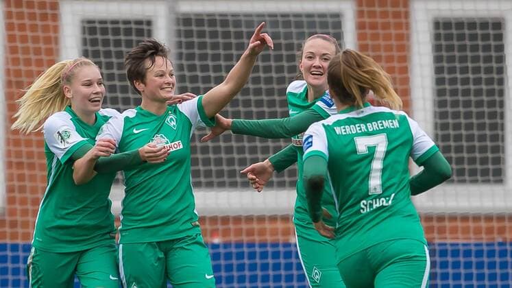 v.li.: Alicia Kersten (SV Werder Bremen, 13), Maren Wallenhorst (SV Werder Bremen, 25), Stefanie Antonia Sanders (SV Werder Bremen, 20) beim Torjubel, Goal celebration, celebrate the goal, goal celebration,, Fussball, Allianz Frauen-Bundesliga, SV Werder Bremen - Bayer 04 Leverkusen, xdgx