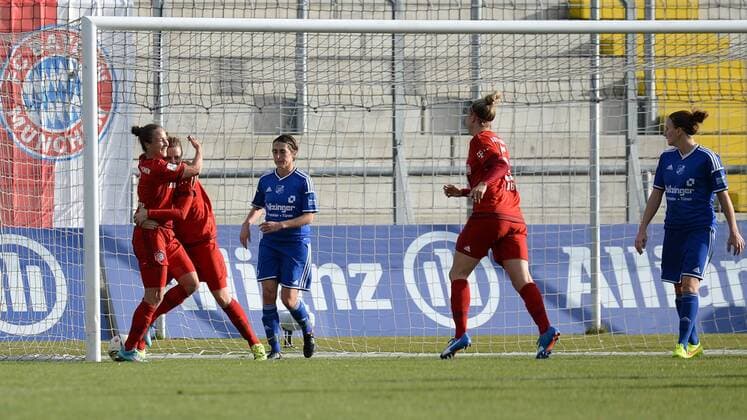 v.li.: Gina Lewandowski (FC Bayern München, FCB, 2) Nora Holstad Berge (FC Bayern München, FCB, 15) Anne Van Bonn (SC Sand, 7) Caroline Abbe (FC Bayern München, FCB, 5) Julia Zirnstein (SC Sand, 8) Jubel, Torjubel, Torerfolg, celebrate the goal, goal, celebration, Jubel ueber das Tor zum 1:0 durch Gina Lewandowski (FC Bayern München, FCB, 2), optimistisch, Action, Aktion, enttäuscht schauend, Enttäuschung, Frustration, disappointed, pessimistisch, Fussball, Allianz Frauen-Bundesliga, FC Bayern München - SC Sand, xslx