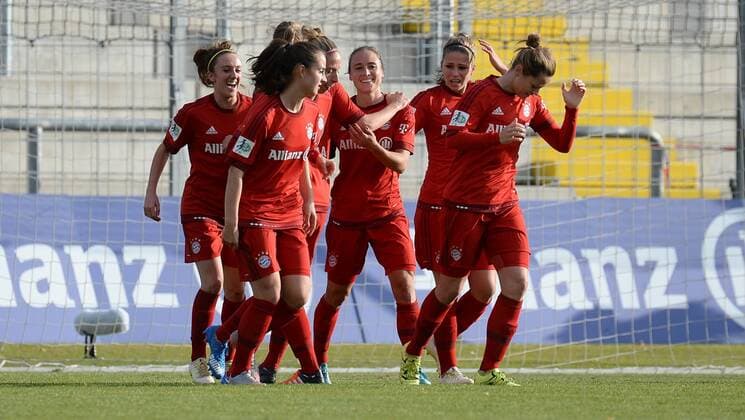 v.li.: Lisa Evans (FC Bayern München, FCB, 18) Sara Ilonka Däbritz (Sara Daebritz, FC Bayern München, FCB, 33) Caroline Abbe (FC Bayern München, FCB, 5) Gina Lewandowski (FC Bayern München, FCB, 2) Melanie Leupolz (FC Bayern München, FCB, 8) Nora Holstad Berge (FC Bayern München, FCB, 15) Jubel, Torjubel, Torerfolg, celebrate the goal, goal, celebration, Jubel ueber das Tor zum 1:0 durch Gina Lewandowski (FC Bayern München, FCB, 2), optimistisch, Action, Aktion , Fussball, Allianz Frauen-Bundesliga, FC Bayern München - SC Sand, xslx