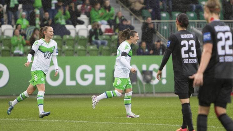 Fußball, Allianz Frauen Bundesliga, VfL Wolfsburg - SGS Essen; Ramona Bachmann (Wolfsburg, 19) Jubel, Torjubel, Freude, Emotion, Torerfolg, Aktion, action, goal, goal celebration, celebrates. xtgx