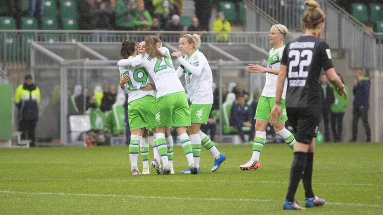 Fußball, Allianz Frauen Bundesliga, VfL Wolfsburg - SGS Essen; Ramona Bachmann (Wolfsburg, 19) Jubel, Torjubel, Freude, Emotion, Torerfolg, Aktion, action, goal, goal celebration, celebrates. xtgx