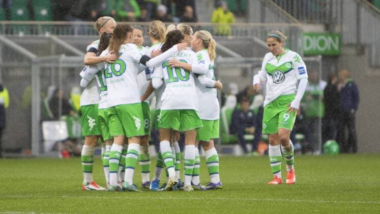 Fußball, Allianz Frauen Bundesliga, VfL Wolfsburg - SGS Essen; Ramona Bachmann (Wolfsburg, 19) Jubel, Torjubel, Freude, Emotion, Torerfolg, Aktion, action, goal, goal celebration, celebrates. xtgx