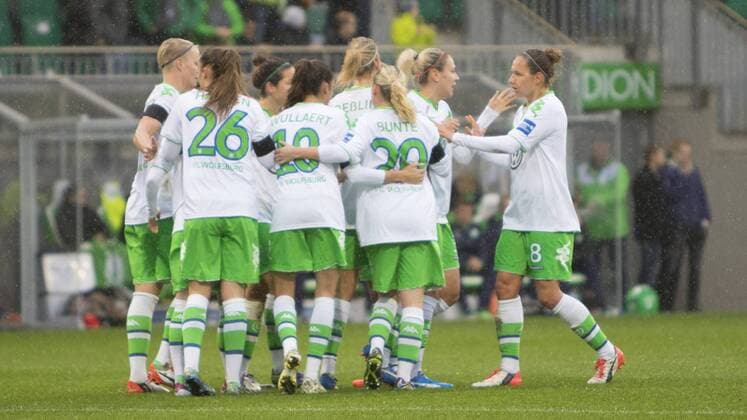 Fußball, Allianz Frauen Bundesliga, VfL Wolfsburg - SGS Essen; Ramona Bachmann (Wolfsburg, 19) Jubel, Torjubel, Freude, Emotion, Torerfolg, Aktion, action, goal, goal celebration, celebrates. xtgx