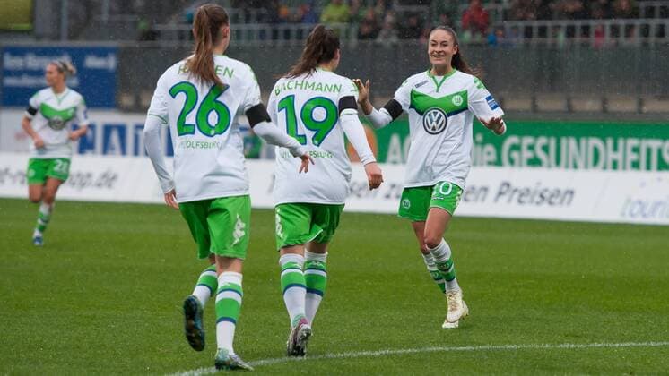v.li.: Caroline Graham Hansen (VfL Wolfsburg, 26), Ramona Bachmann (VfL Wolfsburg, 19) und Tessa Wullaert (VfL Wolfsburg, 10) mit Torjubel, Jubel, Freude über das Tor zum 1:0 durch Ramona Bachmann (VfL Wolfsburg, 19), Fussball, Allianz Frauen-Bundesliga, VfL Wolfsburg - SGS Essen, xobx