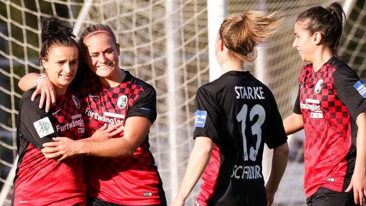 v.li.: Torschützin Lina Maria Magull (Freiburg, 16) jubelt mit Clara Schöne (Clara Schoene, Freiburg, 27) über ihr Elfmetertor (Handelfmeter), Jubel, Torjubel, Torerfolg, celebrate the goal, goal, celebration, Jubel ueber das Tor, optimistisch, Action, Aktion, Fussball, Allianz Frauen-Bundesliga, SC Freiburg - 1. FFC Frankfurt, xozx