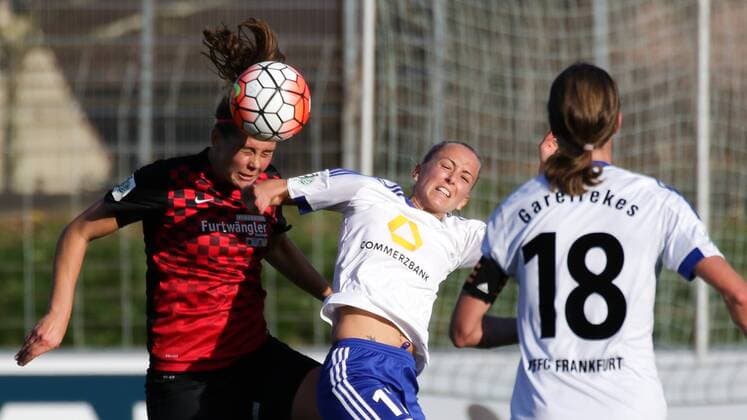 v.li.: Carolin Schiewe (Freiburg, 33), Mandy Islacker (Frankfurt, 17), Kopfball, header, Aktion, Action, Fussball, Allianz Frauen-Bundesliga, SC Freiburg - 1. FFC Frankfurt, xozx