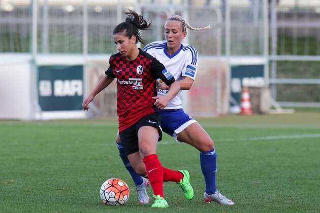v.li.: Hasret Kayikci (Freiburg, 11), Mandy Islacker (Frankfurt, 17), Zweikampf, Duell, duel, tackle, Dynamik, Action, Aktion, Fussball, Allianz Frauen-Bundesliga, SC Freiburg - 1. FFC Frankfurt, xozx