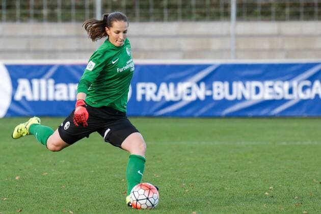 Laura Benkarth (Torwart, Freiburg, 1) vor der Allianz Werbebande, Freisteller, Einzelbild, Aktion, Action, Fussball, Allianz Frauen-Bundesliga, SC Freiburg - 1. FFC Frankfurt, xozx