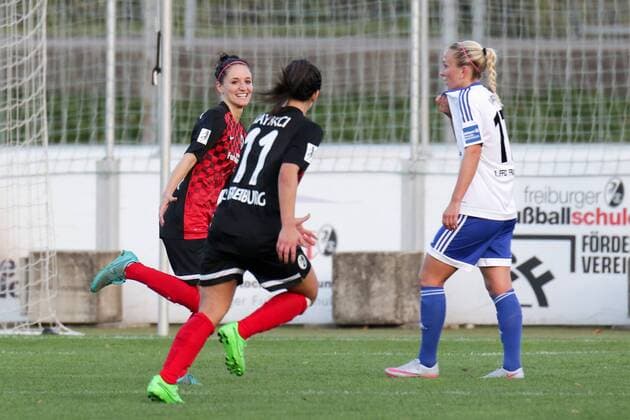 v.li.: Torschützin Selina Wagner (Freiburg, 31) und Hasret Kayikci (Freiburg, 11) jubeln über das 3:0, Jubel, Torjubel, Torerfolg, celebrate the goal, goal, celebration, Jubel ueber das Tor, optimistisch, Action, Aktion, Mandy Islacker (Frankfurt, 17), enttäuscht schauend, Enttäuschung, Frustration, disappointed, pessimistisch, Fussball, Allianz Frauen-Bundesliga, SC Freiburg - 1. FFC Frankfurt, xozx