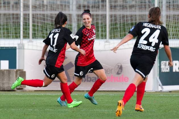 v.li.: Hasret Kayikci (Freiburg, 11), Torschützin Selina Wagner (Freiburg, 31) und Anja Maike Hegenauer (Freiburg, 24) jubeln über das Tor zum 3:0, Jubel, Torjubel, Torerfolg, celebrate the goal, goal, celebration, Jubel ueber das Tor, optimistisch, Action, Aktion, Fussball, Allianz Frauen-Bundesliga, SC Freiburg - 1. FFC Frankfurt, xozx