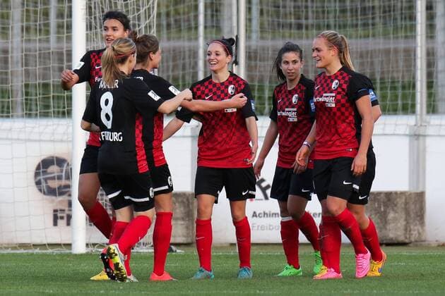 Freiburgs Spielerinnen mit Doppeltorschützin Selina Wagner (Freiburg, 31, Mitte) jubeln über das 4:0, Jubel, Torjubel, Torerfolg, celebrate the goal, goal, celebration, Jubel ueber das Tor, optimistisch, Action, Aktion, Fussball, Allianz Frauen-Bundesliga, SC Freiburg - 1. FFC Frankfurt, xozx