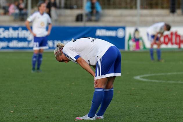 Mandy Islacker (Frankfurt, 17), enttäuscht schauend, Enttäuschung, Frustration, disappointed, pessimistisch und fassungslos nach dem Spiel, Fussball, Allianz Frauen-Bundesliga, SC Freiburg - 1. FFC Frankfurt, xozx