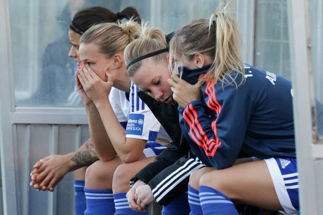 v.li.: Dzsenifer Marozsan (Frankfurt, 10), Isabelle Linden (Bella Linden, Frankfurt, 23), Marith Prießen (Marith Priessen, Frankfurt, 13), Kathrin-Julia Hendrich (Kathi Hendrich, Frankfurt, 4), enttäuscht schauend, Enttäuschung, Frustration, disappointed, pessimistisch, Verlierer, verloren, Debakel, Fussball, Allianz Frauen-Bundesliga, SC Freiburg - 1. FFC Frankfurt, xozx