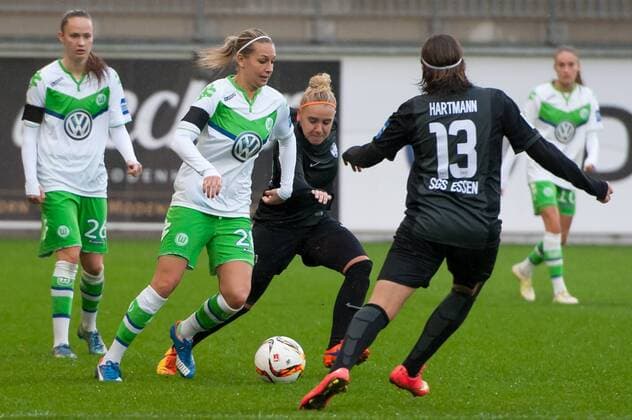 v.li.: Lena Goeßling (Gößling, Goessling, Gössling, VfL Wolfsburg, 28) im Zweikampf mit Ina Lehmann (SGS Essen, 21), Charline Hartmann (SGS Essen, 13), Fussball, Allianz Frauen-Bundesliga, VfL Wolfsburg - SGS Essen, xobx