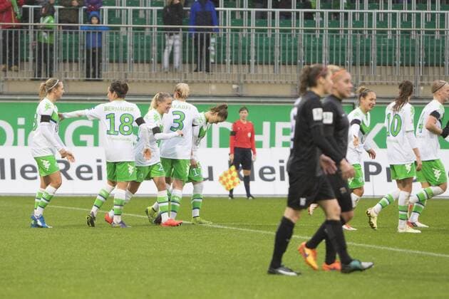 Fußball, Allianz Frauen Bundesliga, VfL Wolfsburg - SGS Essen; Lara Dickenmann (Wolfsburg, 21) Jubel, Torjubel, Freude, Emotion, Torerfolg, Aktion, action, goal, goal celebration, celebrates. xtgx