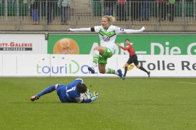 Fußball, Allianz Frauen Bundesliga, VfL Wolfsburg - SGS Essen; Lisa Weiß (Lisa Weiss, Torwart, SGS, 1) pariert, Parade, Glanzaparade, hält den Ball, wehrt den Ball ab, wehrt den Schuss ab, Aktion, action gegen Zsanett Jakabfi (Wolfsburg, 3). xtgx