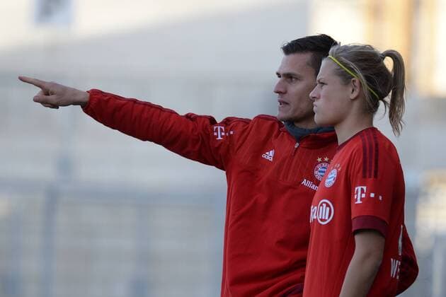 v.li.: Trainer Thomas Wörle (Thomas Woerle, FC Bayern München, FCB) Carina Wenninger (FC Bayern München, FCB, 19) gibt Anweisungen, gestikuliert, mit den Armen gestikulieren, gives instructions, gesticulate, Fussball, Allianz Frauen-Bundesliga, FC Bayern München - SC Sand, xslx