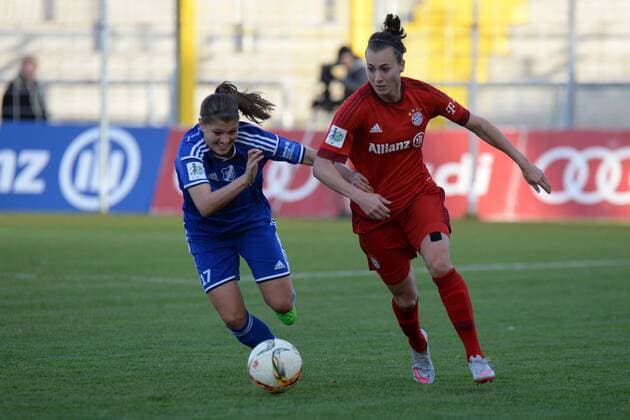 v.li.: Claire Savin (SC Sand, 17) Viktoria Schnaderbeck (FC Bayern München, FCB, 25) im Zweikampf, Duell, duel, tackle, Dynamik, Action, Aktion, Fussball, Allianz Frauen-Bundesliga, FC Bayern München - SC Sand, xslx