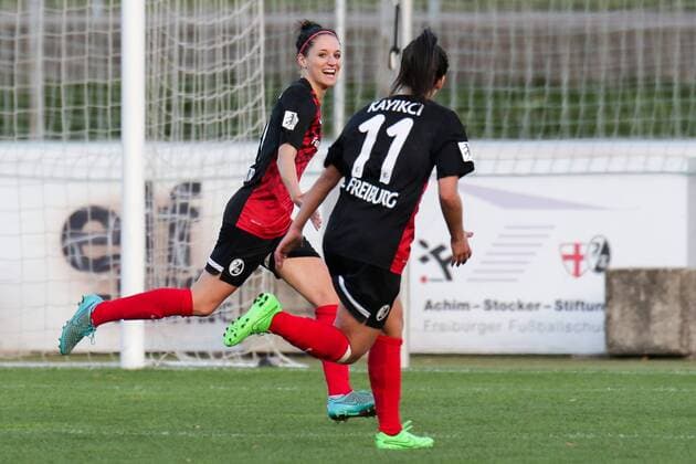v.li.: Torschützin Selina Wagner (Freiburg, 31) und Hasret Kayikci (Freiburg, 11) jubeln über das Tor zum 3:0, Jubel, Torjubel, Torerfolg, celebrate the goal, goal, celebration, Jubel ueber das Tor, optimistisch, Action, Aktion, Fussball, Allianz Frauen-Bundesliga, SC Freiburg - 1. FFC Frankfurt, xozx
