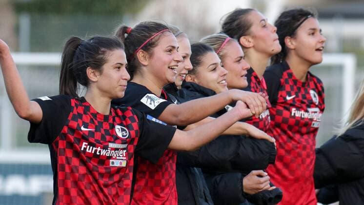 v.li.: Hasret Kayikci (Freiburg, 11), Anja Maike Hegenauer (Freiburg, 24), Teresa Straub (Torwart, Freiburg, 23), Manjou Sabrina Wilde (Freiburg, 17), Clara Schöne (Clara Schoene, Freiburg, 27), Carolin Schiewe (Freiburg, 33) und Cinzia Zehnder (Freiburg, 14) jubeln über den 4:0 Heimsieg, Jubel, Freude, Sieger, Gewinner, Fussball, Allianz Frauen-Bundesliga, SC Freiburg - 1. FFC Frankfurt, xozx