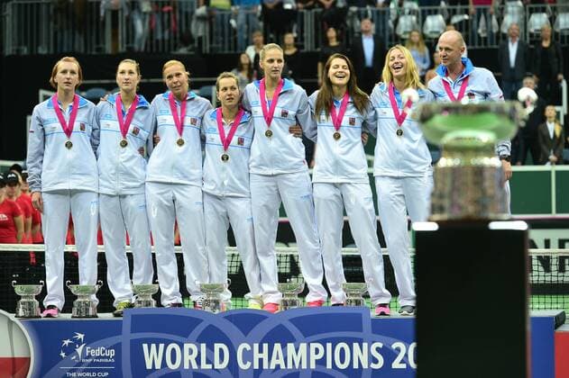 Tennis, Tschechien gewinnt Fed Cup Czech Republic team players Tereza Smitkova, Denisa Allertova, Lucie Hradecka, Barbora Strycova, Karolina Pliskova, Lucie Safarova, Petra Kvitova and Petr Pala (captain) celebrate during the awarding ceremony for the Fed Cup tennis final match between Czech Republic and Russia in Prague, Czech Republic, November 15, 2015. Czech Republic beat Russia in tennis Fed Cup final 3-2 and defended title. (CTKxPhoto MichalxKamaryt) CTKPhotoP201511150730301 KMT_8190