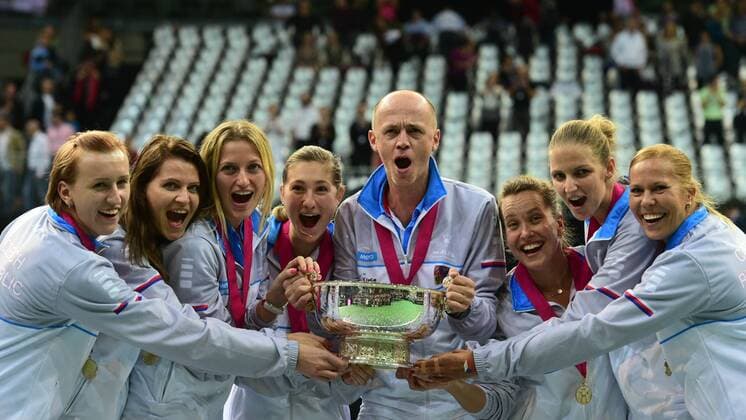 Tennis, Tschechien gewinnt Fed Cup Czech Republic team players Tereza Smitkova (L-R), Lucie Safarova, Petra Kvitova, Denisa Allertova, Petr Pala, Barbora Strycova, Karolina Pliskova and Lucie Hradecka celebrate during the awarding ceremony for the Fed Cup tennis final match between Czech Republic and Russia in Prague, Czech Republic, November 15, 2015. Czech Republic beat Russia in tennis Fed Cup final 3-2 and defended title. (CTKxPhoto MichalxKamaryt) CTKPhotoP201511150735201 KMT_8294