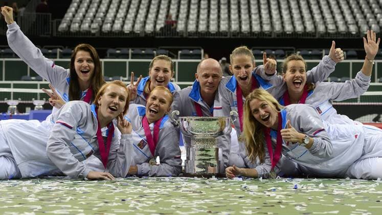 Tennis, Tschechien gewinnt Fed Cup Czech Republic team players Tereza Smitkova (L-R bottom), Lucie Hradecka, Petra Kvitova, Lucie Safarova (L-R), Denisa Allertova, Petr Pala (captain), Karolina Pliskova, Barbora Strycova celebrate during the awarding ceremony for the Fed Cup tennis final match between Czech Republic and Russia in Prague, Czech Republic, November 15, 2015. Czech Republic beat Russia in tennis Fed Cup final 3-2 and defended title. (CTKxPhoto MichalxKamaryt) CTKPhotoP201511150740101 kmt 28