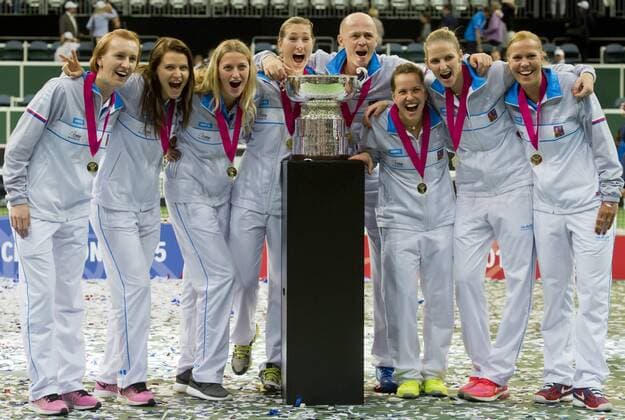 Tennis, Tschechien gewinnt Fed Cup Czech Republic team players Tereza Smitkova (L-R), Lucie Safarova, Petra Kvitova, Denisa Allertova, Petr Pala, Barbora Strycova, Karolina Pliskova and Lucie Hradecka celebrate during the awarding ceremony for the Fed Cup tennis final match between Czech Republic and Russia in Prague, Czech Republic, November 15, 2015. Czech Republic beat Russia in tennis Fed Cup final 3-2 and defended title. (CTKxPhoto VitxSimanek) CTKPhotoP201511150745201 VIS 026