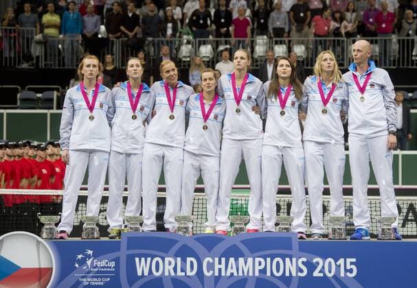 Tennis, Tschechien gewinnt Fed Cup Czech Republic team players Tereza Smitkova, Denisa Allertova, Lucie Hradecka, Barbora Strycova, Karolina Pliskova, Lucie Safarova, Petra Kvitova and Petr Pala (captain) celebrate during the awarding ceremony for the Fed Cup tennis final match between Czech Republic and Russia in Prague, Czech Republic, November 15, 2015. Czech Republic beat Russia in tennis Fed Cup final 3-2 and defended title. (CTKxPhoto VitxSimanek) CTKPhotoP201511150753901 VIS 028