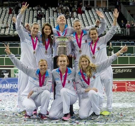 Tennis, Tschechien gewinnt Fed Cup Czech Republic team players Lucie Hradecka (L-R bottom ), Tereza Smitkova, Petra Kvitova, Denisa Allertova (L-R), Lucie Safarova, Petr Pala, Karolina Pliskova, Barbora Strycova celebrate during the awarding ceremony for the Fed Cup tennis final match between Czech Republic and Russia in Prague, Czech Republic, November 15, 2015. Czech Republic beat Russia in tennis Fed Cup final 3-2 and defended title. (CTKxPhoto VitxSimanek) CTKPhotoP201511150757501 VIS 030